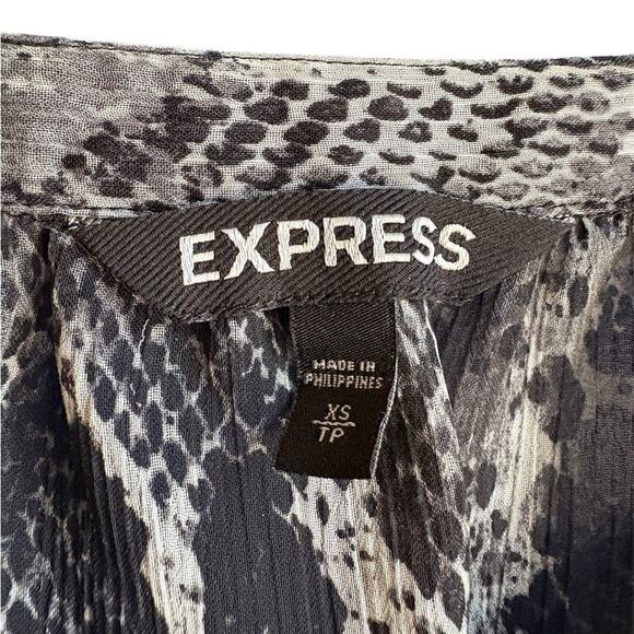 Express Black and Gray Graphic 3/4 Sleeve Blouse size XS - Picture 4 of 10